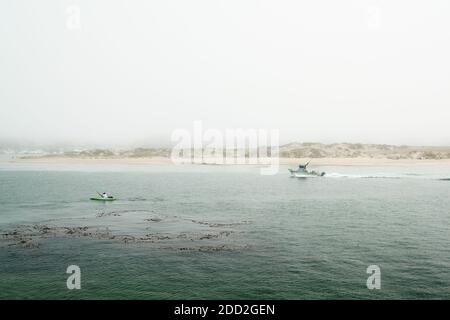 Morro Bay, California/USA - 27. Mai 2020 Schiffe, Segelboote und Kajaks an Morro Bay Harschwein, kalifornische Küste Stockfoto