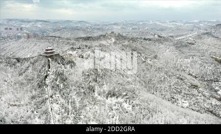 Peking, China. November 2020. Luftbild aufgenommen am 23. November 2020 zeigt die schneebedeckte Stadt Yan'an, nordwestlich der chinesischen Provinz Shaanxi. Quelle: Qi Xiaojun/Xinhua/Alamy Live News Stockfoto