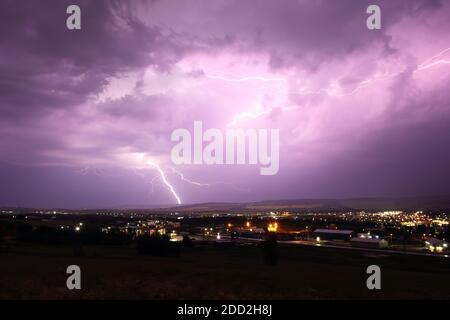 Blitzschläge von stürmischen Himmel über Stadtbild. Stockfoto