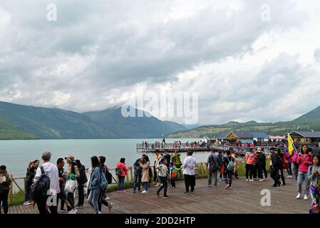 Chinesische Touristen am Kanas See, Xinjiang. Der Tourismus in China ist eine wachsende Industrie, die zu einem bedeutenden Teil der chinesischen Wirtschaft wird. Stockfoto