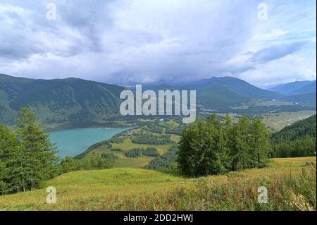 Luftaufnahme des Kanas-Sees und des Altai-Gebirges, Nord-Xinjiang, China Stockfoto