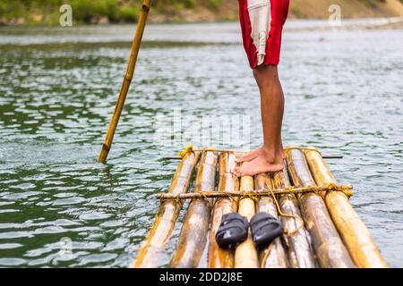 Bambus-Rafting auf dem Madalag River in Aklan, Philippinen Stockfoto