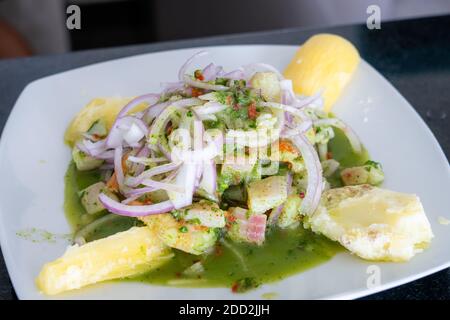 Peruanische Ceviche mit gekochtem Yuca Stockfoto