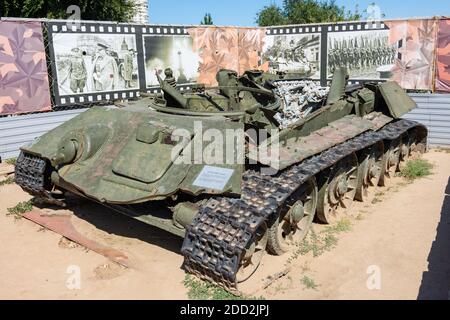 Wolgograd, Russland - 26. August 2019: Ausstellung des Skeletts eines T-34 Panzers im Museum-Reservat "Schlacht von Stalingrad", Wolgograd, Russland Stockfoto