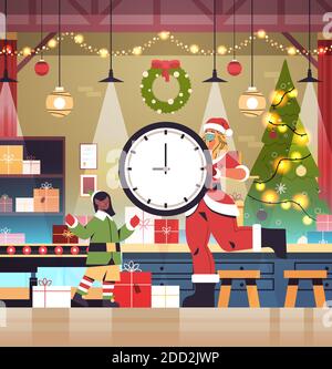 santa Frau hält Uhr Mädchen elf setzen Geschenke auf Förderband Neujahr weihnachtsfeiertage Feier Konzept Workshop Interieur voller Länge vektorgrafik Stock Vektor