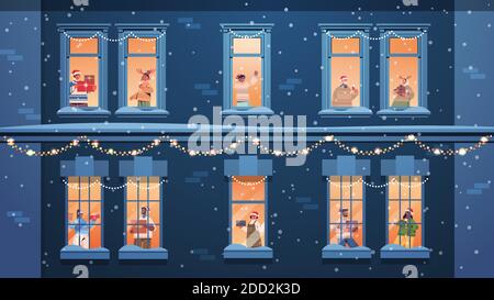 Menschen in santa Hüte halten Geschenke mischen Rennen Nachbarn stehen In Fensterrahmen Neujahr weihnachten Feiertage Feier selbst Isolation Konzept Gebäude Haus Fassade horizontale Vektor-Illustration Stock Vektor