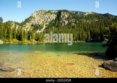 WA18472-00...WASHINGTON - Deception Lake das Hotel liegt am Pacific Crest Trail nördlich des Deception Passes in der Alpine Lakes Wilderness. Stockfoto