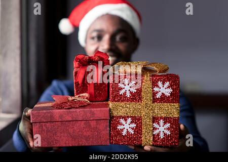 Happy african Mann, die ein weihnachtsgeschenk.Low Schlüssel Stil Stockfoto