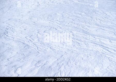 Hintergrund von Schnee glänzte mit der Sonne. Weiße Schneestruktur Stockfoto