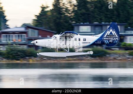 Richmond, British Columbia, Kanada. Oktober 2020. Ein Harbor Air De Havilland Canada DHC-3T Otter Floatplane (C-GHAZ), lackiert in spezieller Vancouver Whitecaps FC Lackierung, kommt in den Vancouver International Water Airport, am Fraser River, neben dem South Terminal des Vancouver International Airport landen. Quelle: Bayne Stanley/ZUMA Wire/Alamy Live News Stockfoto