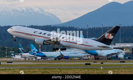 Richmond, British Columbia, Kanada. Mai 2020. Ein Cargojet Airways Boeing 767 (767-35E) Luftfrachtjet (C-GYAJ) hebt vom Vancouver International Airport ab. Quelle: Bayne Stanley/ZUMA Wire/Alamy Live News Stockfoto