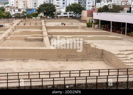 Huaca Pucllana (Tonpyramide) ist eine archäologische Stätte inmitten der Stadt Miraflores, Peru Stockfoto