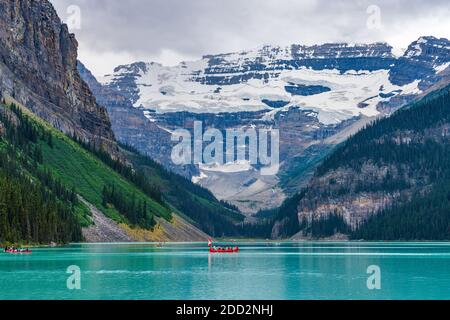 Kanufahren auf dem Lake Louise am Sommertag. Touristen genießen Freizeitaktivitäten auf dem türkisfarbenen See im Banff National Park, Alberta, Kanada. Stockfoto