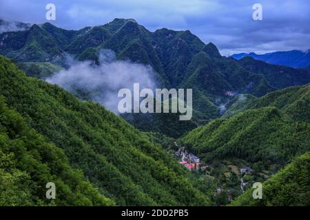 Funiu Bezirk des westlichen henan in der Wolke Stockfoto