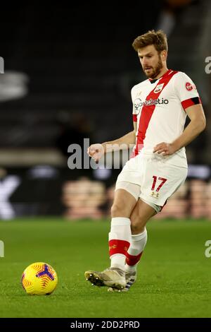 Wolverhampton, West Midlands, Großbritannien. November 2020. 23. November 2020; Molineux Stadium, Wolverhampton, West Midlands, England; Englisch Premier League Football, Wolverhampton Wanderers versus Southampton; Stuart Armstrong of Southampton Credit: Action Plus Sports Images/Alamy Live News Stockfoto