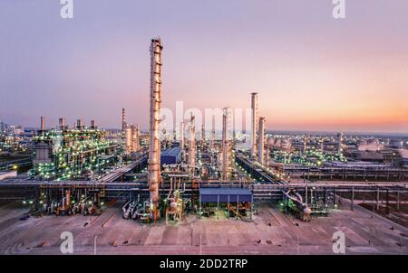 Petrochemische Fabrik in der Nacht Stockfoto