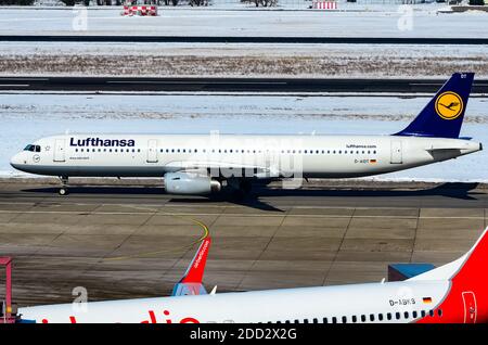Lufthansa Airbus A320 am Flughafen Berlin-Tegel Stockfoto