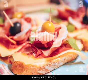 Traditioneller spanischer Schinken Jamon Serrano, Prosciutto Crudo, Parmaschinken, italienische Antipasti, serviert auf geröstetem Brot. Stockfoto
