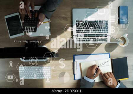 Geschäftsmann Online-Banking und Zahlung Netzwerk Anschluss Telefon Finanzen und Banking Anwendung Online-Zahlung. Stockfoto