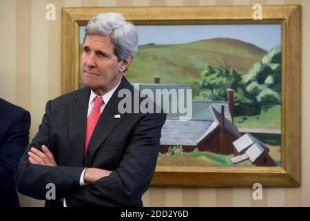 Washington, DC, USA. Mai 2014. US-Außenminister John Kerry nimmt an einem bilateralen Treffen zwischen US-Präsident Barack Obama und Präsident Jose Mujica Cordano von Uruguay, nicht abgebildet, im Oval Office des Weißen Hauses in Washington, DC, USA, am Montag, 12. Mai 2014 Teil. Die Staats- und Regierungschefs diskutierten Wege, um bilaterale Wirtschaftsbeziehungen auszubauen und die Zusammenarbeit in Wissenschaft, Technologie und Gesundheit auszubauen. Quelle: Andrew Harrer/Pool via CNP, weltweite Nutzung Quelle: dpa/Alamy Live News Stockfoto