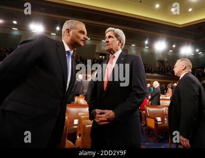 Washington, Vereinigte Staaten Von Amerika. Januar 2014. Der Generalstaatsanwalt Eric Holder (L) spricht mit dem US-Außenminister John Kerry (R) vor der Rede von Präsident Barack Obama zur Lage der Union auf dem Capitol Hill in Washington am 28. Januar 2014. Quelle: Larry Downing/Pool via CNP, weltweite Nutzung Quelle: dpa/Alamy Live News Stockfoto