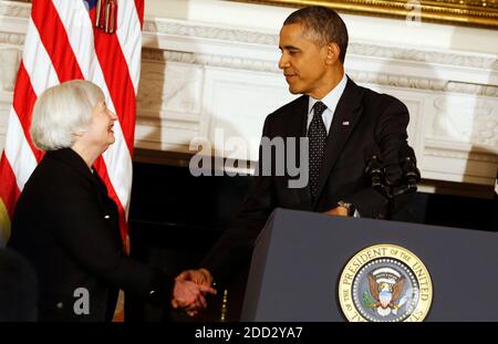 US-Präsident Barack Obama schüttelt die Hände mit Dr. Janet Yellen, nachdem er seine Absicht angekündigt hat, sie als Vorsitzende des Gouverneursrates des Federal Reserve Systems im State Dining Room des Weißen Hauses in Washington DC, USA, 09. Oktober 2013 zu nominieren. Dr. Yellen wird die erste Frau sein, die die Zentralbank in ihrer 100-jährigen Geschichte leitet. Kredit: Aude Guerrucci/Pool via CNP - Gebrauch weltweit Stockfoto