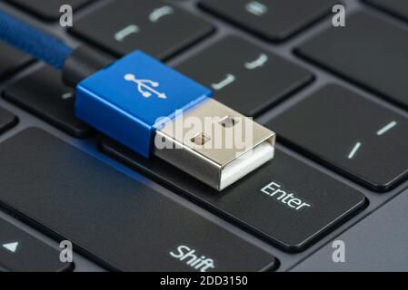 USB mit Steckerkabel auf Tasteneingabe der Laptop-Tastatur Stockfoto