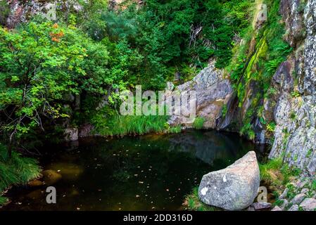 Wasserfall in Manteigas Stadt, Serra da Estrela oder Berg der Sterne in Portugal genannt Poco do Inferno oder Hell Pit Stockfoto