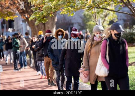 Washington, USA. November 2020. Menschen warten in der Schlange, um auf COVID-19 an einer Teststelle in Washington, DC, USA, getestet zu werden, 23. November 2020. Insgesamt bestätigte COVID-19 Fälle in den USA haben 12,417,009 erreicht, laut dem neuesten Update des Center for Systems Science and Engineering an der Johns Hopkins University um 0500 GMT, Nov. 24. Quelle: Liu Jie/Xinhua/Alamy Live News Stockfoto