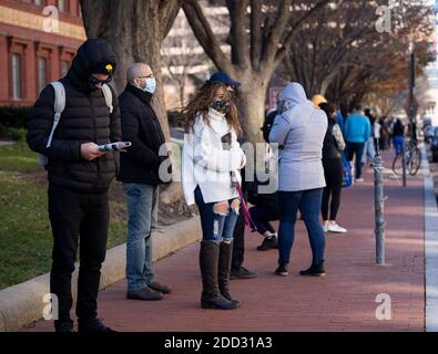 Washington, USA. November 2020. Menschen warten in der Schlange, um auf COVID-19 an einer Teststelle in Washington, DC, USA, getestet zu werden, 23. November 2020. Insgesamt bestätigte COVID-19 Fälle in den USA haben 12,417,009 erreicht, laut dem neuesten Update des Center for Systems Science and Engineering an der Johns Hopkins University um 0500 GMT, Nov. 24. Quelle: Liu Jie/Xinhua/Alamy Live News Stockfoto