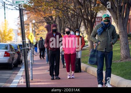 Washington, USA. November 2020. Menschen warten in der Schlange, um auf COVID-19 an einer Teststelle in Washington, DC, USA, getestet zu werden, 23. November 2020. Insgesamt bestätigte COVID-19 Fälle in den USA haben 12,417,009 erreicht, laut dem neuesten Update des Center for Systems Science and Engineering an der Johns Hopkins University um 0500 GMT, Nov. 24. Quelle: Liu Jie/Xinhua/Alamy Live News Stockfoto