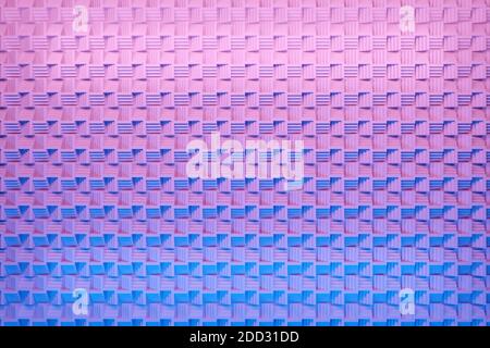 3d-Illustration von Reihen von blauen und violetten Würfel und Streifen.Parallelogramm Muster. Hintergrund der Technologiegeometrie. Geometrisches Nahtmuster mit Stockfoto