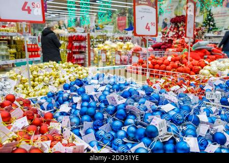 Moskau. Russland. 22. November 2020: Bunte Weihnachtskugeln werden im Kaufhaus verkauft. Silvester Verkauf von Baumschmuck und Weihnachten Stockfoto