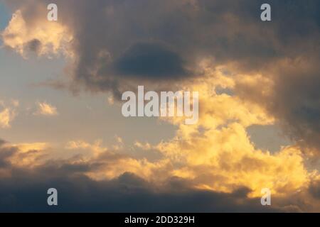 Glühende Wolken am Abendhimmel. Schöner Naturhintergrund Stockfoto