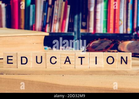 Bildung und ein Buch in einer Bibliothek Stockfoto