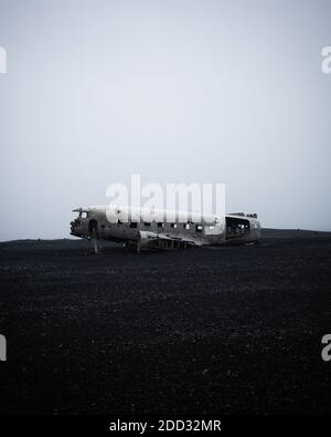 Das Flugzeugwrack von Sólheimasandur ist eine berühmte Stätte in Island, wo im November 1973 ein Flugzeug abgestürzt ist. Das US Navy Flugzeug - ein Douglas Super DC-3 - wa Stockfoto