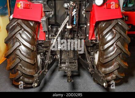 Das Hydrauliksystem für die Installation von Anbaugeräten und die Zapfwelle am Traktor - Landmaschinen mit Rädern, Nahaufnahme von hinten. Stockfoto