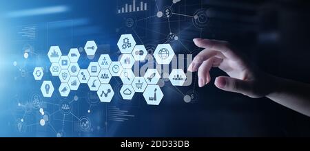 Mixed Media, Business Intelligence-Symbole auf dem virtuellen Bildschirm, Analyse und Dashboard für die Big-Data-Verarbeitung. Business und moderne Informationstechnologie con Stockfoto