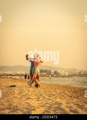 Ein älteres Paar macht ein Selfie am Strand Stockfoto