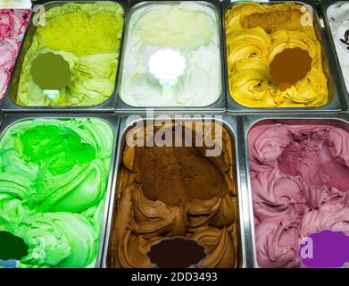 Buntes Eis in der Kühlvitrine Stockfoto