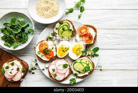 Sandwiches mit gesundem Gemüse und Micro Greens auf einem hölzernen Tabelle Stockfoto