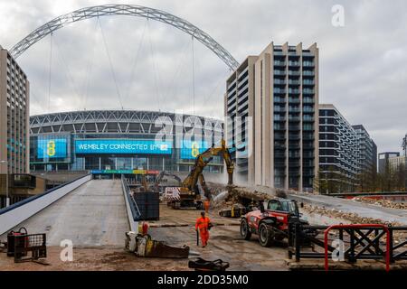 Der Abriss des 'Wembley Way', des berühmten Wembley Stadium Pedway, einer 46 Jahre alten Fußgängerbrücke mit zwei Rampen, geht weiter. Stockfoto