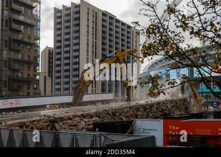 Der Abriss des 'Wembley Way', des berühmten Wembley Stadium Pedway, einer 46 Jahre alten Fußgängerbrücke mit zwei Rampen, geht weiter. Stockfoto