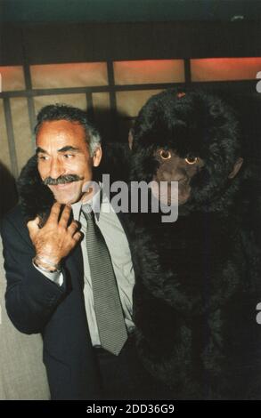Unidentifizierter Mann mit Schnurrbart, der einen Teddybären-Affen umarmt, 2000er Jahre Stockfoto