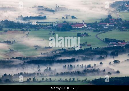 Geographie / Reisen, Deutschland, Bayern, Kochel am See, Blick auf Schlehdorf auf den Jochberg (Gipfel), K, Additional-Rights-Clearance-Info-not-available Stockfoto