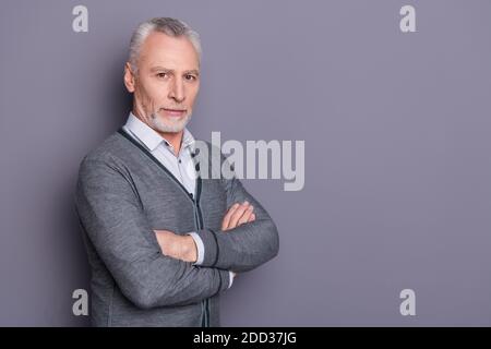 Profil Seitenansicht Porträt seiner er schön aussehende imposante attraktiv Content Top Manager Finanzier Business Shark Banker gefaltet Arme isoliert Vorbei Stockfoto