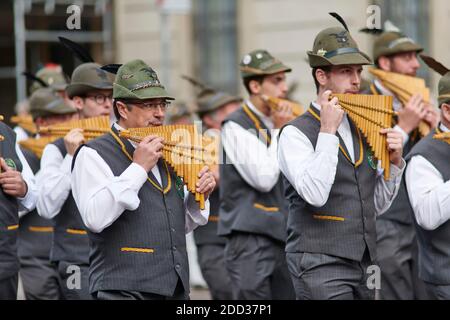 Mailand Italien 12. Mai 2019: Alpine Band mit Flöten beim nationalen Treffen Stockfoto