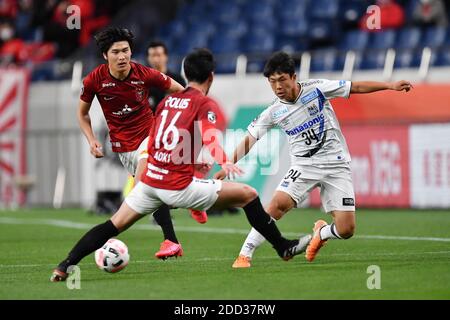 Saitama, Japan. November 2020. Gamba Osaka's Shuhei Kawasaki (R), Urawa Reds' Takuya Aoki (C) und Daiki Hashioka während des J1 Fußballmatches 2020 zwischen Urawa Red Diamonds 1-2 Gamba Osaka im Saitama Stadium 2002 in Saitama, Japan, 22. November 2020. Quelle: AFLO/Alamy Live News Stockfoto