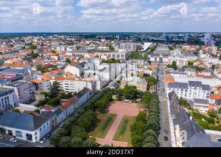 La Roche-sur-Yon (Westfrankreich): Luftaufnahme des Stadtzentrums, des Platzes „Place Albert 1er“ und der Straße „rue Guillerme“. Dachansicht der Stadt; Rea Stockfoto