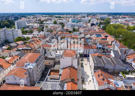 La Roche-sur-Yon (Westfrankreich): Luftaufnahme des Stadtzentrums und der Rue Guillerme. Dachansicht der Stadt; Immobilien, Gebäude der Stockfoto